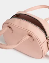 Cartera bowling color gris claro de cuerina con doble asa corta de mano, correa regulable y cierre superior.