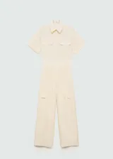 Mono color crema con cuello camisero, mangas cortas con puños, cierre frontal con botones, dos bolsillos de parche en el pecho, dos bolsillos laterales y dos bolsillos cargo.