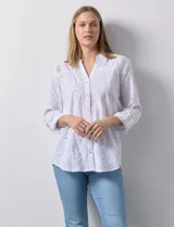 Camisa bordada blanca de algodón, marca Ruby Rd. Cuello con solapa y abertura central con botones. Largo de manga regulable con presilla y botón.