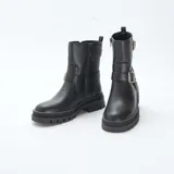 Botines negros de caña media con suela track, cierre lateral con cremallera y detalle de hebillas decorativas.