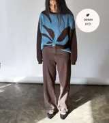 Pantalón de jean de corte recto y tiro medio-bajo, teñido en color chocolate. Confeccionado en denim bio con spandex y acabados biodegradables.