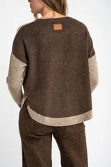 Sweater de punto con diseño color block en tonos beige, marrón y bordeaux.