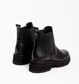 Botas Chelsea color marrón de cuero, con elástico lateral y suela track negra.