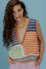 Chaleco de algodón tejido a crochet con diseño de bloques de colores y cuello en V.