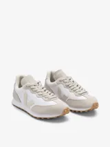 Zapatilla de estilo casual con material superior de Alveomesh y detalles en gamuza y cuero.
