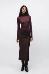 Falda midi color verde oliva de satén con cintura elástica.