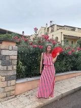 Falda larga tejida a rayas rojas y blancas, con pretina elástica y tajos laterales profundos.