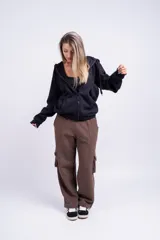 Pantalón de jogging negro con corte holgado, bolsillos cargo laterales y cintura elástica.