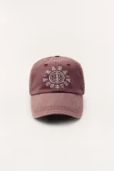 Gorra color borgoña con bordado frontal de estilo universitario con el texto "Zara A Coruña Est. 1975".