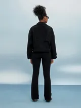 Pantalón de jean negro, de corte oxford y tiro alto.