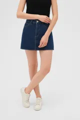 Minifalda de jean color beige con terminación desflecada.