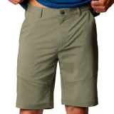 Short de hombre color verde oliva, con bolsillos laterales y traseros con cierre. Protección solar UPF 50 y repelencia al agua.