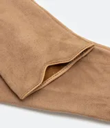 Guantes de mujer confeccionados en poliéster con acabado de gamuza sintética, diseño liso y borde superior ondulado.