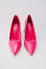 Zapatos de tacón color mostaza de cuero, con punta fina y tacón cuadrado forrado en cuero tipo madera.