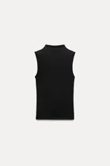 Musculosa marrón con cuello alto.