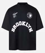 Remera negra de poliéster con corte oversized, cuello redondo, manga corta y estampa frontal con lettering y logo de Notorius BIG.