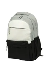 Mochila de diseño color block con tres secciones principales: superior gris claro, media blanca y inferior negra. Cuenta con múltiples compartimentos con cierres de cremallera y tiradores de cordón anudado.