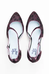 Zapatos de tacón de piel de potro con estampado animal print en granate, negro y rojo. Diseño artesanal con aberturas y pulsera con hebilla lateral.