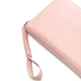 Billetera de mujer color rosa, con cierre perimetral y correa de mano extraíble. Presenta el logo "XL" en el frente.