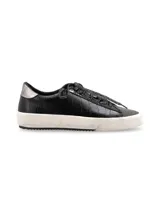 Sneaker negro con textura símil cuero de cocodrilo, cordones con detalles en lúrex, puntera de gamuza gris y detalle plateado en el talón.