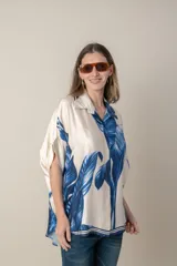 Camisa italiana color natural con estampado de hojas de palma en tonos marrones. Corte holgado, talle único.