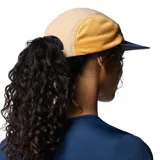 Gorro unisex Columbia Wingmark Cap, color safari, con paneles laterales de malla color naranja y logo de la marca bordado en el frente.