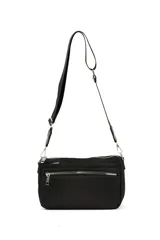 Bandolera rectangular color bordó, con correa larga regulable de cinta negra. Tiene dos compartimentos principales con cierre y un bolsillo frontal con cierre.