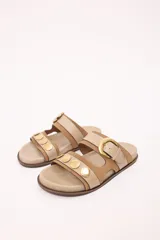 Sandalias de cuero color beige con doble tira, apliques de círculos dorados y hebilla dorada.
