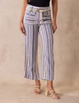 Pantalón ancho de lino a rayas verticales en tonos azul, beige y blanco. Incluye cinturón de soga con hebilla redonda.
