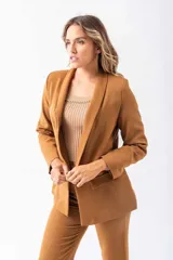 Blazer color camel de corte sastrero, con solapas anchas y un botón en la parte delantera.
