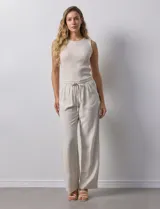 Pantalón de lino color beige, marca Marissa Olivia, con pretina ancha elastizada, lazo de ajuste y bolsillos inclinados.