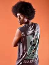 Musculosa gris oscuro con estampa frontal de Mickey Mouse.