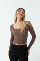 Top de manga larga color marrón con escote cuadrado, ceñido al cuerpo y diseño elástico que imita la silueta de un corset.
