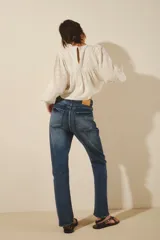 Pantalón de jean de corte recto color azul oscuro.