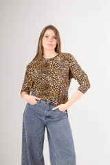 Remerón de seda fría con estampado animal print.