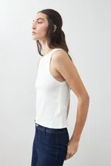 Musculosa color crudo de tejido de punto canalé, sin mangas y cuello redondo.