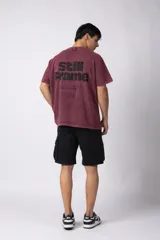 Remera gris oscuro con efecto gastado, de algodón peinado, con cuello redondo y estampado pequeño en el pecho.