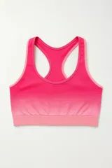 Top deportivo fucsia con breteles anchos y espalda deportiva.