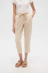 Pantalón color beige de algodón, corte recto y tiro medio, con lazo en la cintura.