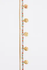 Collar doble de cadena dorada, uno con cuentas de colores y otro con dijes de monedas.