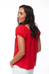 Blusa roja de mangas cortas con escote cuadrado y detalle de encaje en el frente.