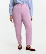 Pantalón mom jeans plus size de sarga color lila, con trabillas en la cintura, bolsillos delanteros y traseros, y cierre con botón y cremallera.