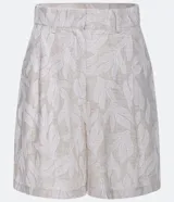 Bermuda corta color beige con estampado floral bordado, de corte sastrero, con bolsillos frontales, cierre por cremallera y botón de presión.