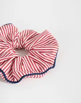 Maxi scrunchie de tela con rayas rojas y blancas, con borde azul marino.