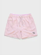 Short de baño para hombre con estampado de rayas verticales celestes y blancas. Cuenta con cintura elástica con cordón ajustable, bolsillos laterales y un bolsillo trasero. Confeccionado en tejido liviano de secado rápido.