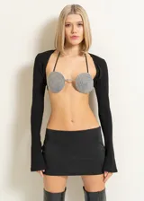 Minifalda negra ajustada al cuerpo.