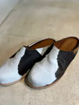 Zapatos planos color azul con diseño cómodo y suela de goma.