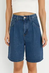 Short de jean azul, tiro alto, con bolsillos delanteros y traseros.