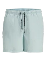 Short de baño celeste con cintura elástica y cordón ajustable.
