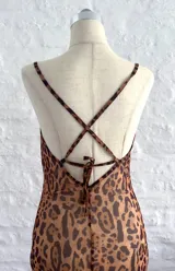 Vestido largo de microtul elastizado con estampado animal print.